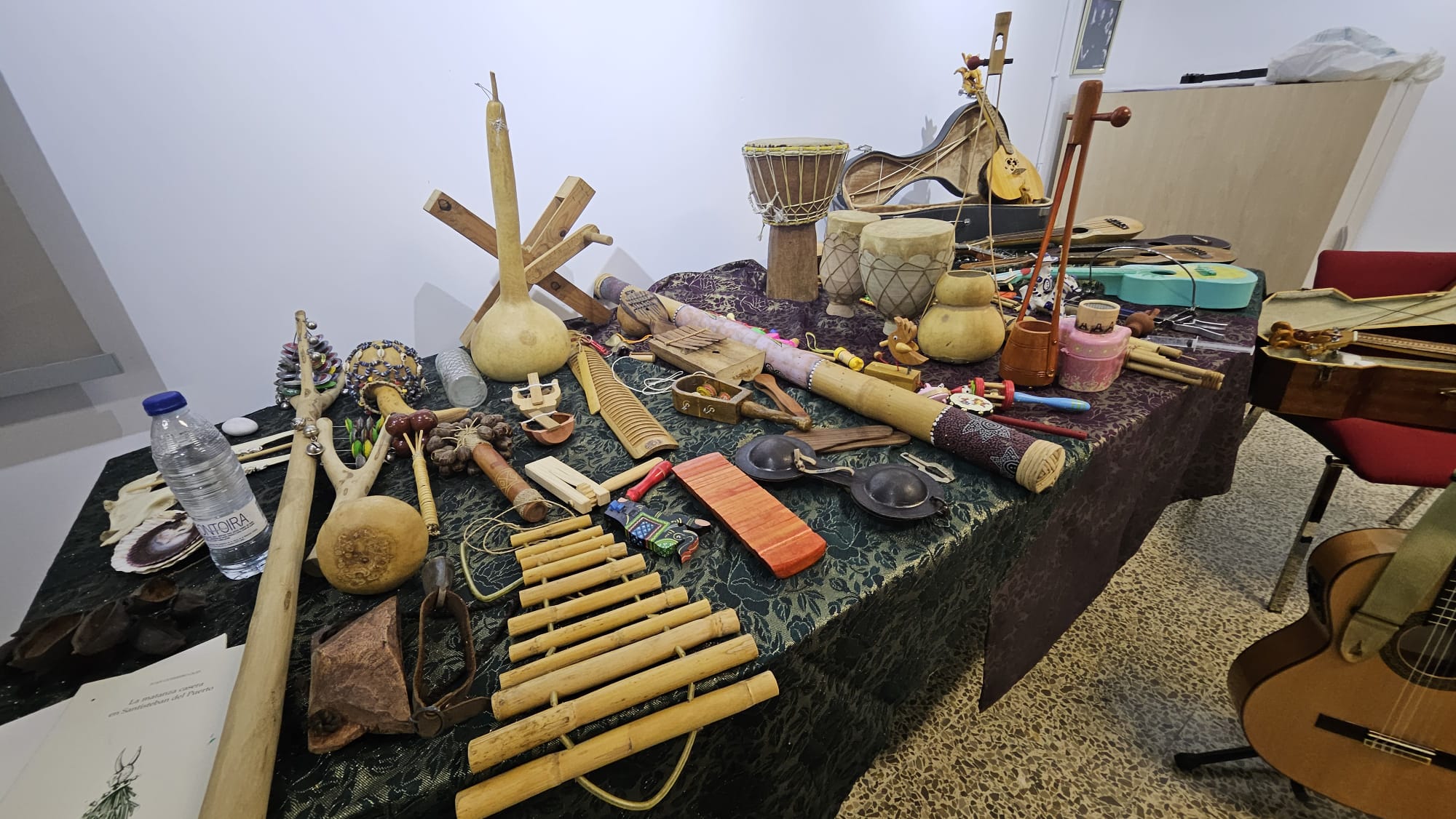 Imagen con algunos de los instrumentos presentados por Juan Guerrero