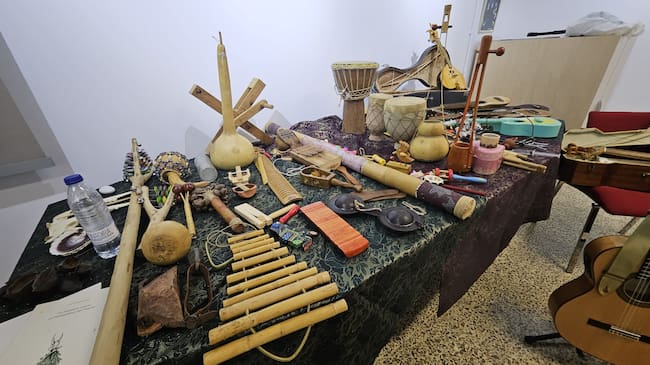 Imagen con algunos de los instrumentos presentados por Juan Guerrero