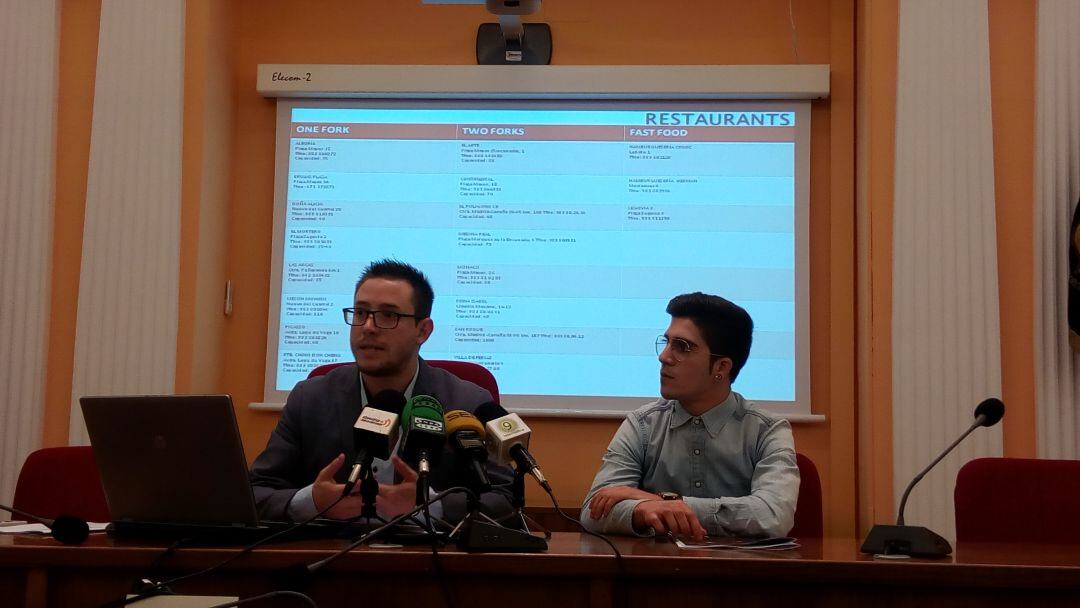 El concejal de turismo, José María Magro y Alejandro Crehuet presentan el nuevo dossier turístico