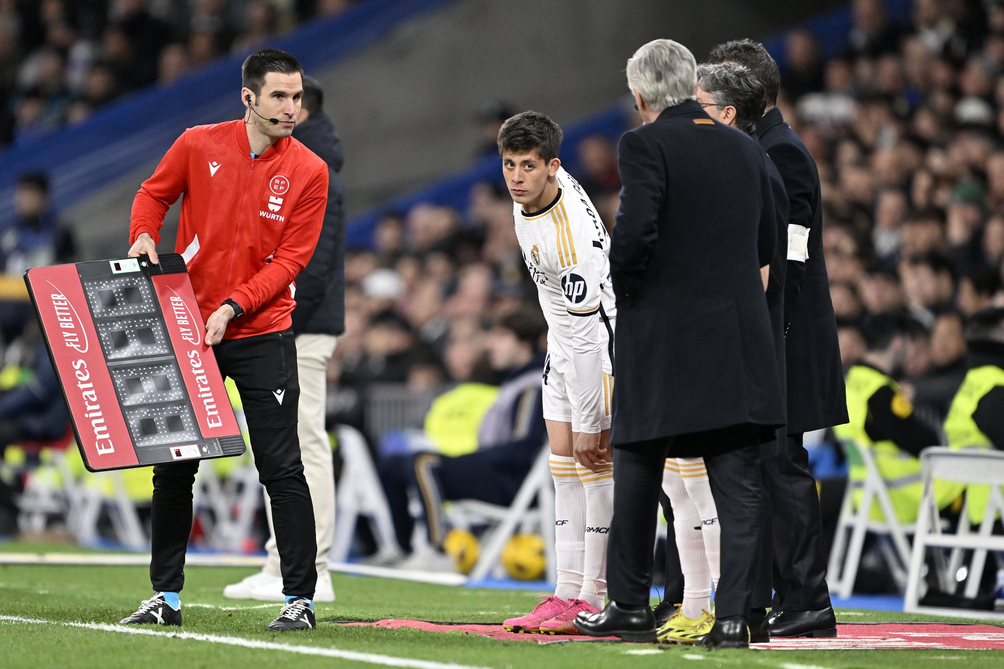 Carlo Ancelotti, en la banda del Santiago Bernabéu junto a Arda Güler antes de un partido de Liga. (Photo by Burak Akbulut/Anadolu via Getty Images)