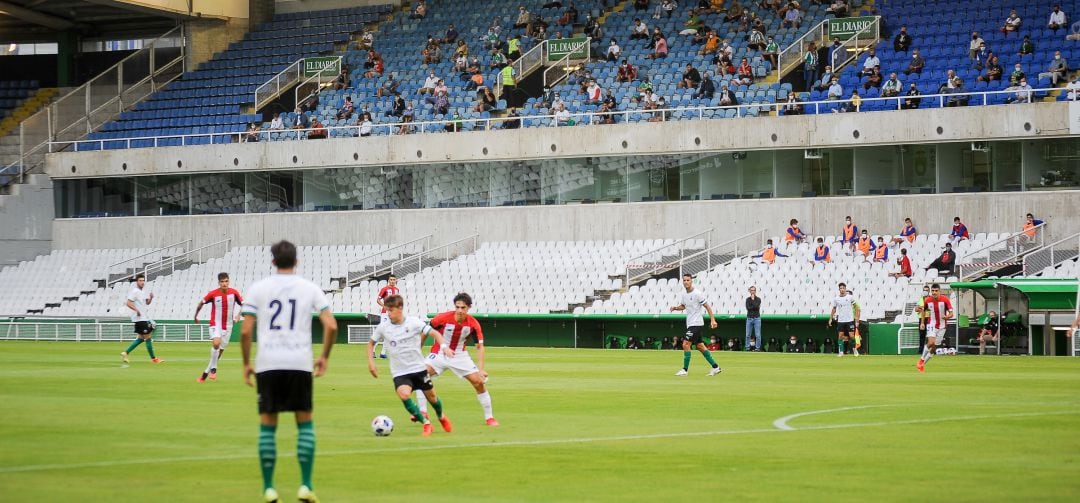 Imagen de archivo del encuentro disputado esta temporada en El Sardinero entre el Racing y el Athletic B.