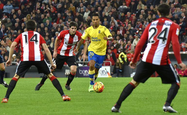 Johathan Viera dispara a puerta ante varios jugadores del Athletic de Bilbao durante el encuentro de la decimoctava jornada de Liga