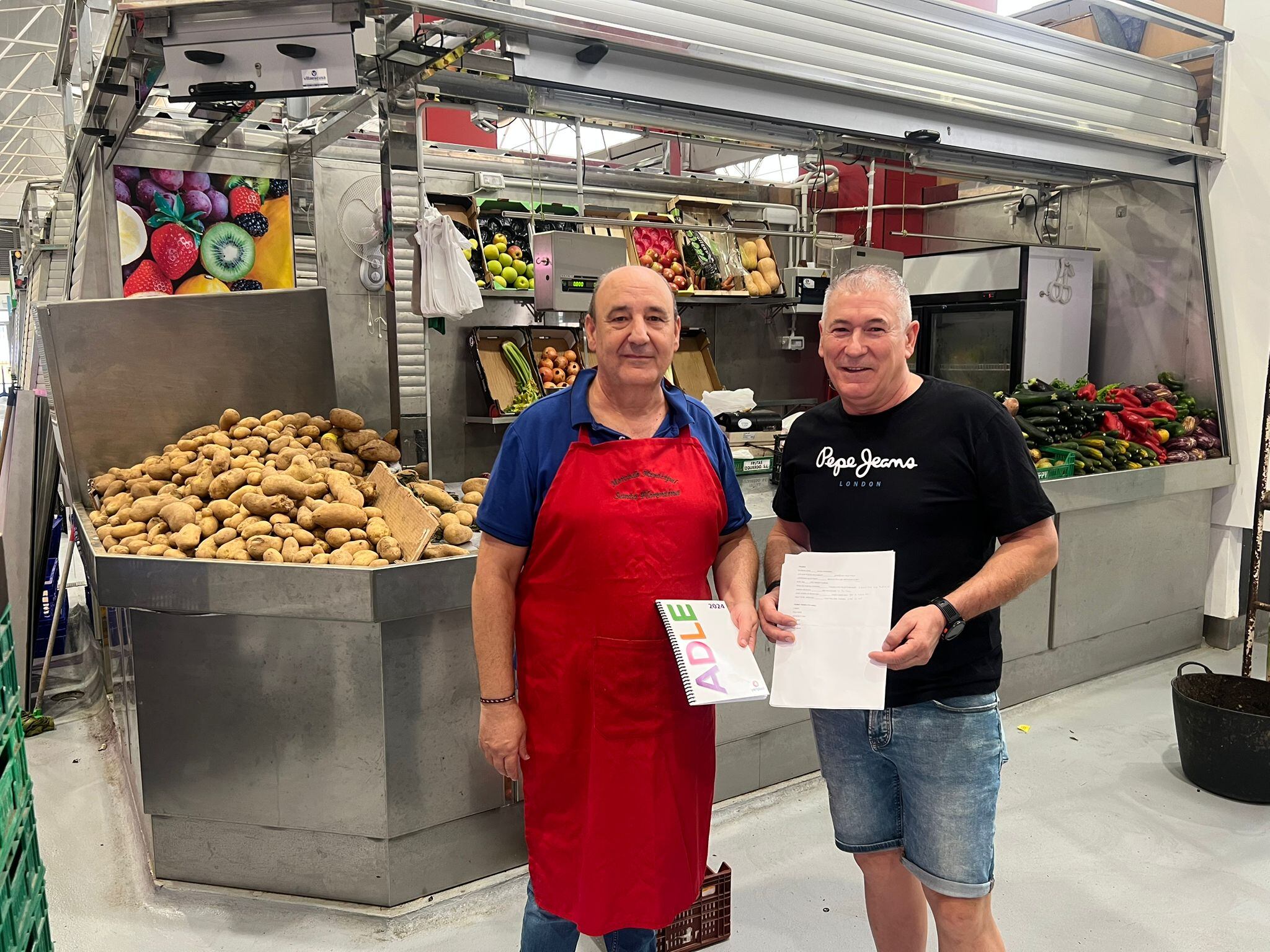 El Ayuntamiento da clases de inglés y venta online a los comerciantes del mercado de Santa Florentina