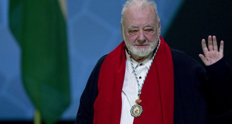 El director, guionista y actor Miguel Picazo, tras recibir la Medalla de Andalucía