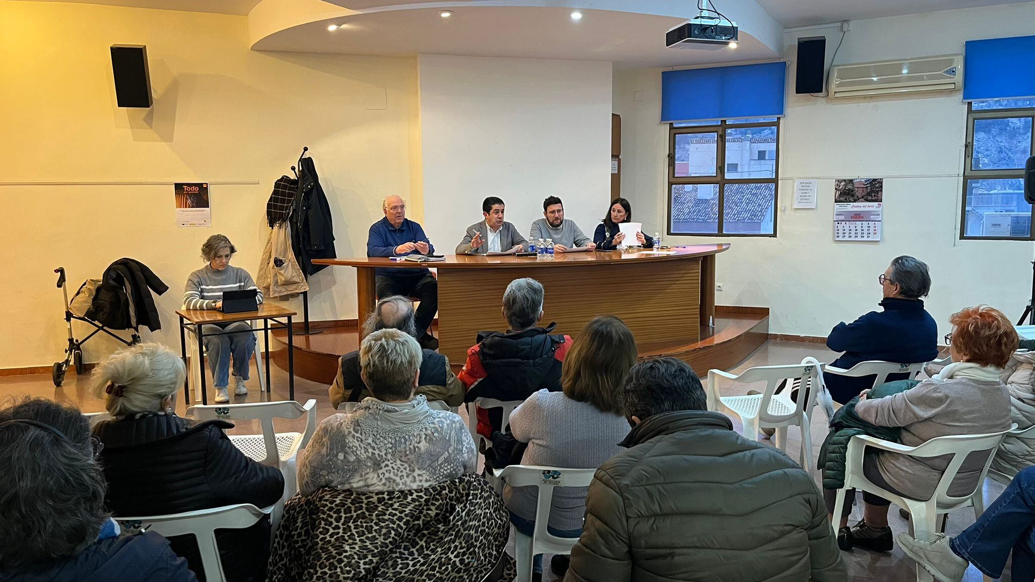 Imagen del encuentro de los vecinos con el alcalde, Toni Francés, el vicealcalde, Àlex Cerradelo y la concejal de Participación Ciudadana, Aroa Mira
