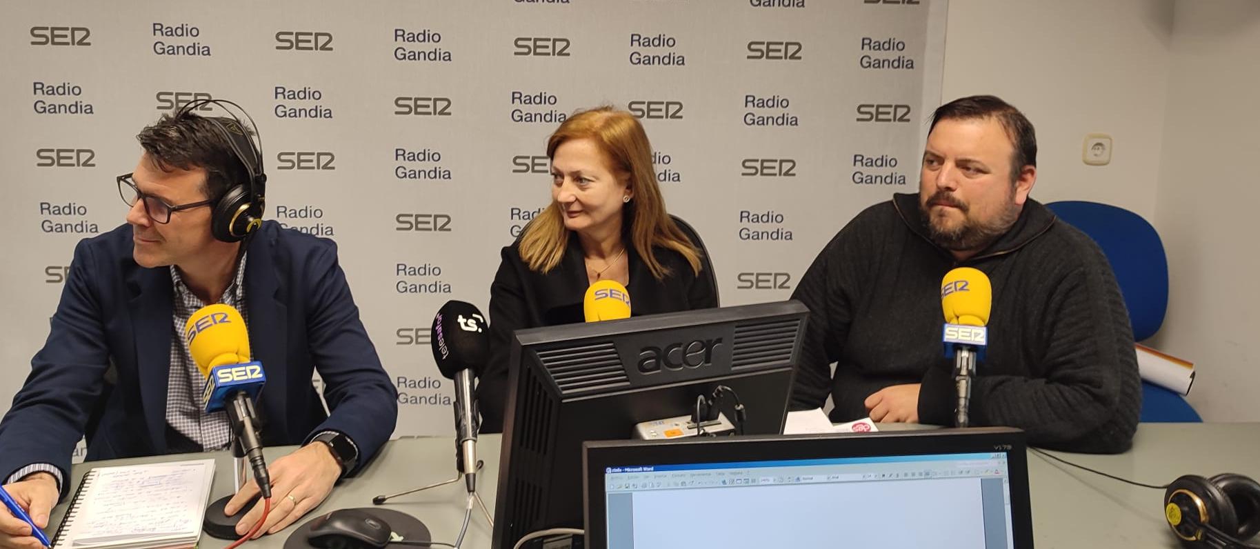 El concejal de deportes Jesús Naveiro, la concejala de Igualdad Maribel Codina y el presidente de CLGS Ximo López en los estudios de Radio Gandia SER.