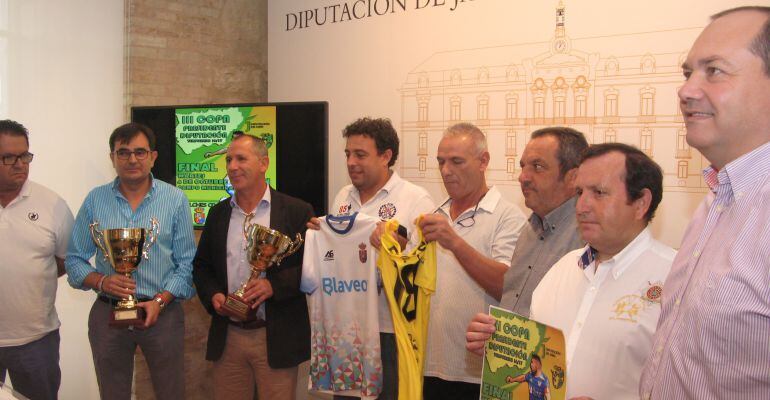 El diputado de deportes, Juan Ángel Pérez, junto con responsables de los clubes y alcaldes de Vilches y Begíjar.