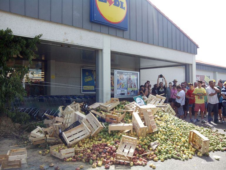 Deu mil quilos de fruita abocats davant el Lidl, on els pagesos han "plantat" un cirerer a la porta impedint-ne l'accés.