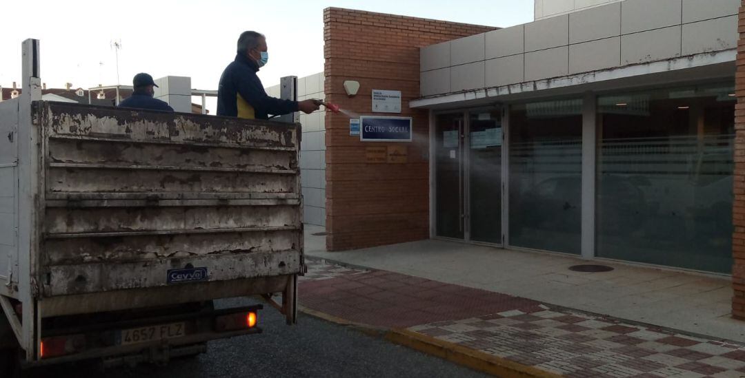 Operarios del Ayuntamiento de La Carolina desinfectan la localidad.