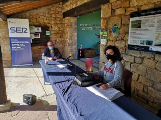 El alcalde de Campoo de Yuso Eduardo Ortiz junto a María Gutiérrez minutos antes del comienzo del programa.