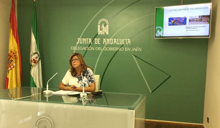 Pilar Salazar, delegada territorial de cultura, turismo y deporte presenta las novedades de la Ley del Deporte de Andalucía