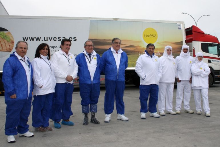 El delegado territorial de la Junta en Segovia, Javier López Escobar acompañado del alcalde de Cuéllar y responsables de UVESA en su visita a la planta cuellarana