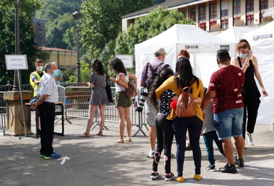  Los vecinos de Ordizia (Guipúzcoa) continúan desfilando este miércoles por las carpas instaladas en la localidad por Osakidetza para hacerse las pruebas del covid-19 a la espera de que el Gobierno Vasco regule en una orden las restricciones para atajar el brote, entre las que podría estar el uso obligatorio de mascarillas. 