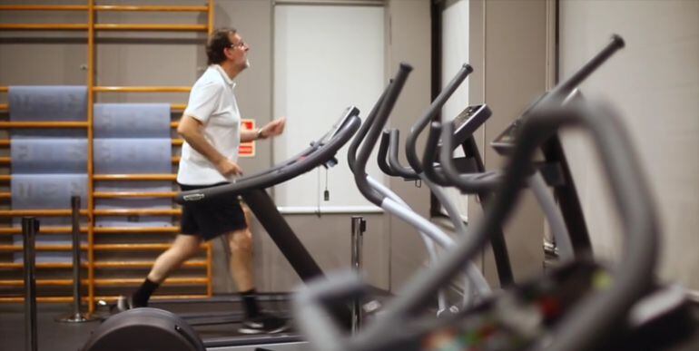 Imagen de Mariano Rajoy haciendo deporte en el gimnasio del hotel