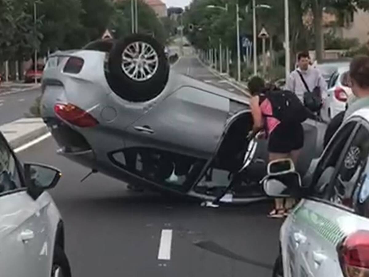 Un coche vuelca en la Avenida de Barber de Toledo