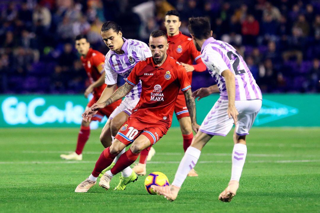 El centrocampista del RCD Espanyol Sergi Darder (i) lucha con Míchel Herrero, del Real Valladolid, durante el partido de la décima jornada de Liga en Primera División que se juega esta noche en el estadio José Zorrilla, en Valladolid.