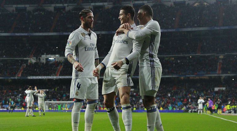 Los jugadores del Real Madrid celebran un gol