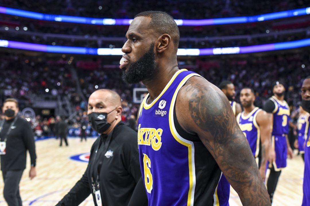 LeBron James abandona la cancha tras el codazo a un jugador rival