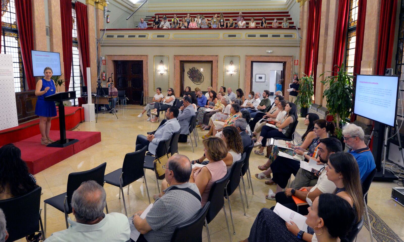 El Salón de Plenos del Ayuntamiento de Murcia ha acogido este martes el I Foro de la Soledad