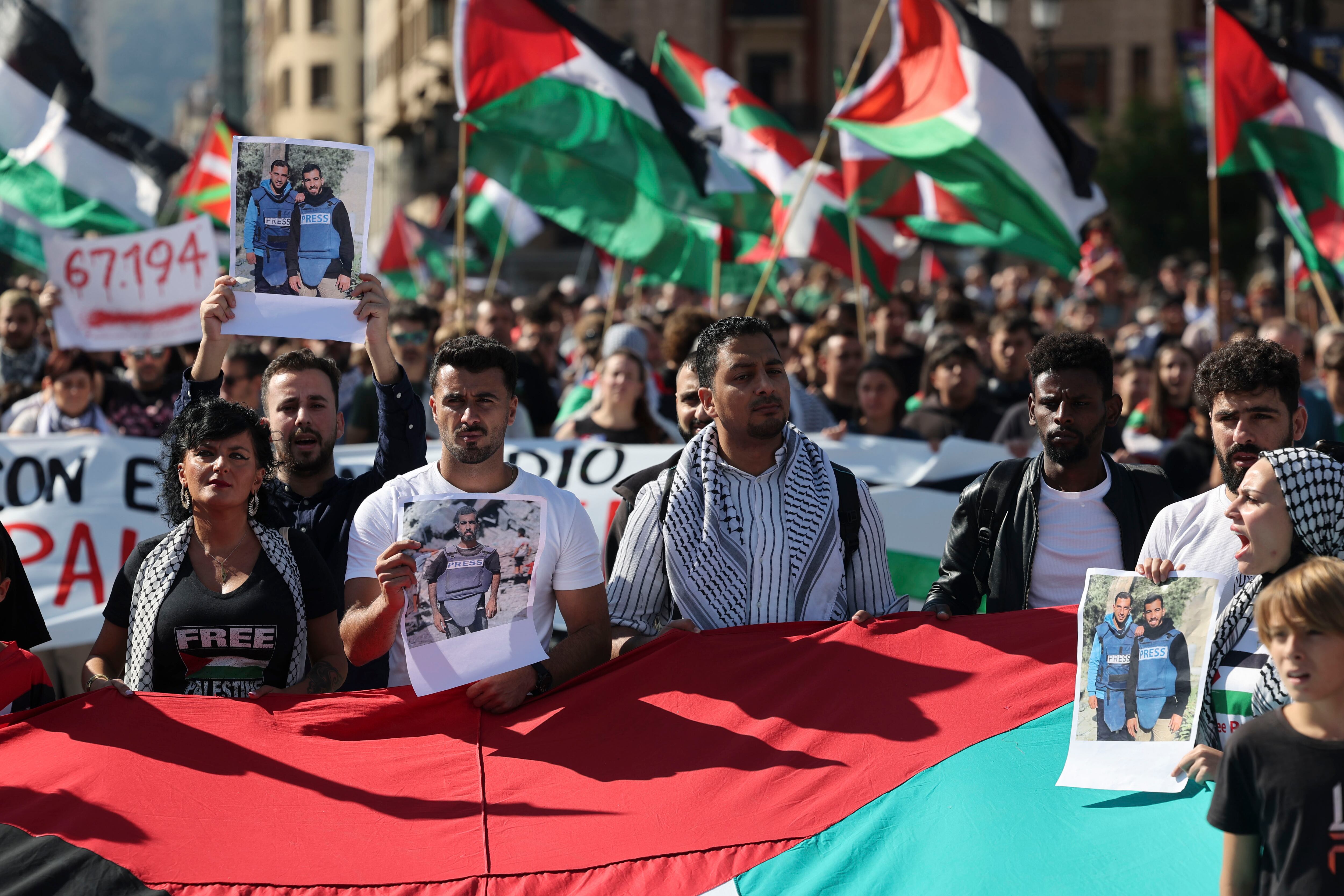 GRAFCAV5279. BILBAO, 15/10/2025.-Un momento de la manifestación que ha recorrido este miércoles las calles de Bilbao, pidiendo la libertad de Palestina dentro de la jornada de huelga general convocada por agentes sociales. Los sindicatos vascos llaman a la ciudadanía a secundar paros y a manifestarse en solidaridad con el pueblo palestino, mientras que distintas organizaciones propalestinas han convocado también movilizaciones en las tres capitales vascas. EFE/Luis Tejido
