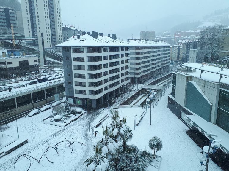 Imagen de Eibar con un manto blanco