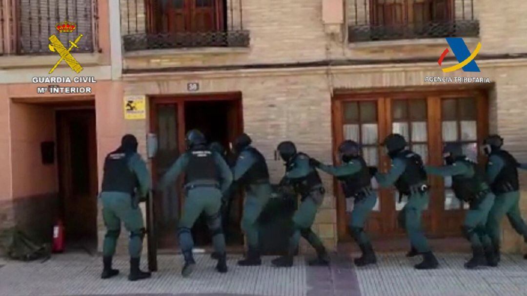 Agentes de la Guardia Civil durante uno de los registros.