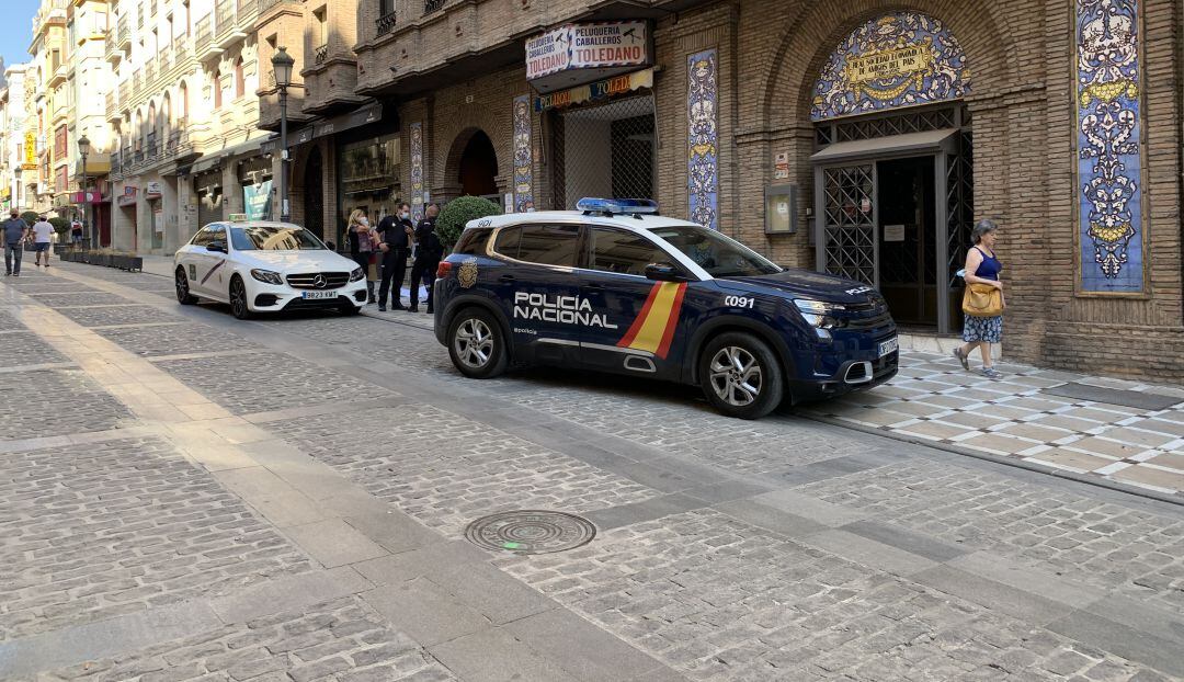 Un coche de la Policía Nacional en el lugar de los hechos.