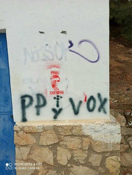 Pintadas contra varios PP, PSOE y VOX