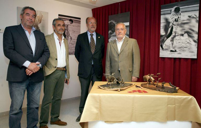 Tauroinstantes', en el Museo del Toro. De izquierda a derecha, el escultor Feliciano Giles; el direcor del museo, Jorge Manrique; el alcalde de Valladolid, Javier León de la Riva; y el fotógrafo Rafael Villar  
 