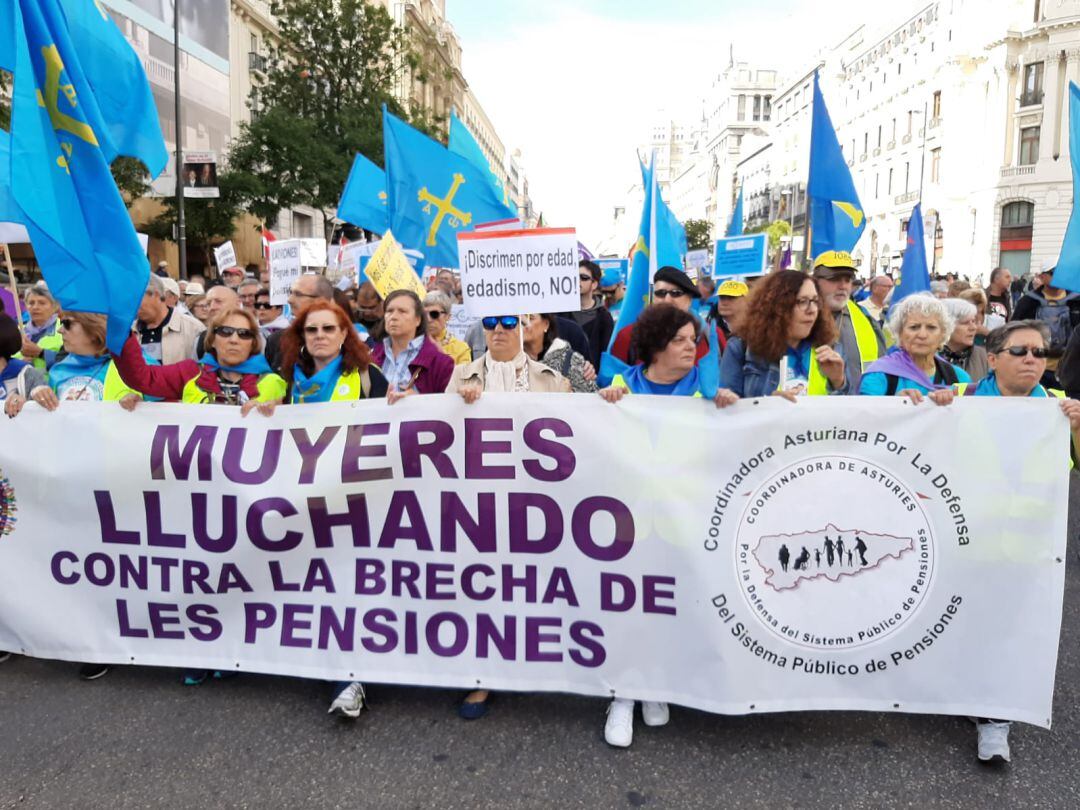 Los pensionistas piden revalorizar sus pagas con el IPC. Un momento de la marcha en Madrid en la que han participado pensionistas asturianos