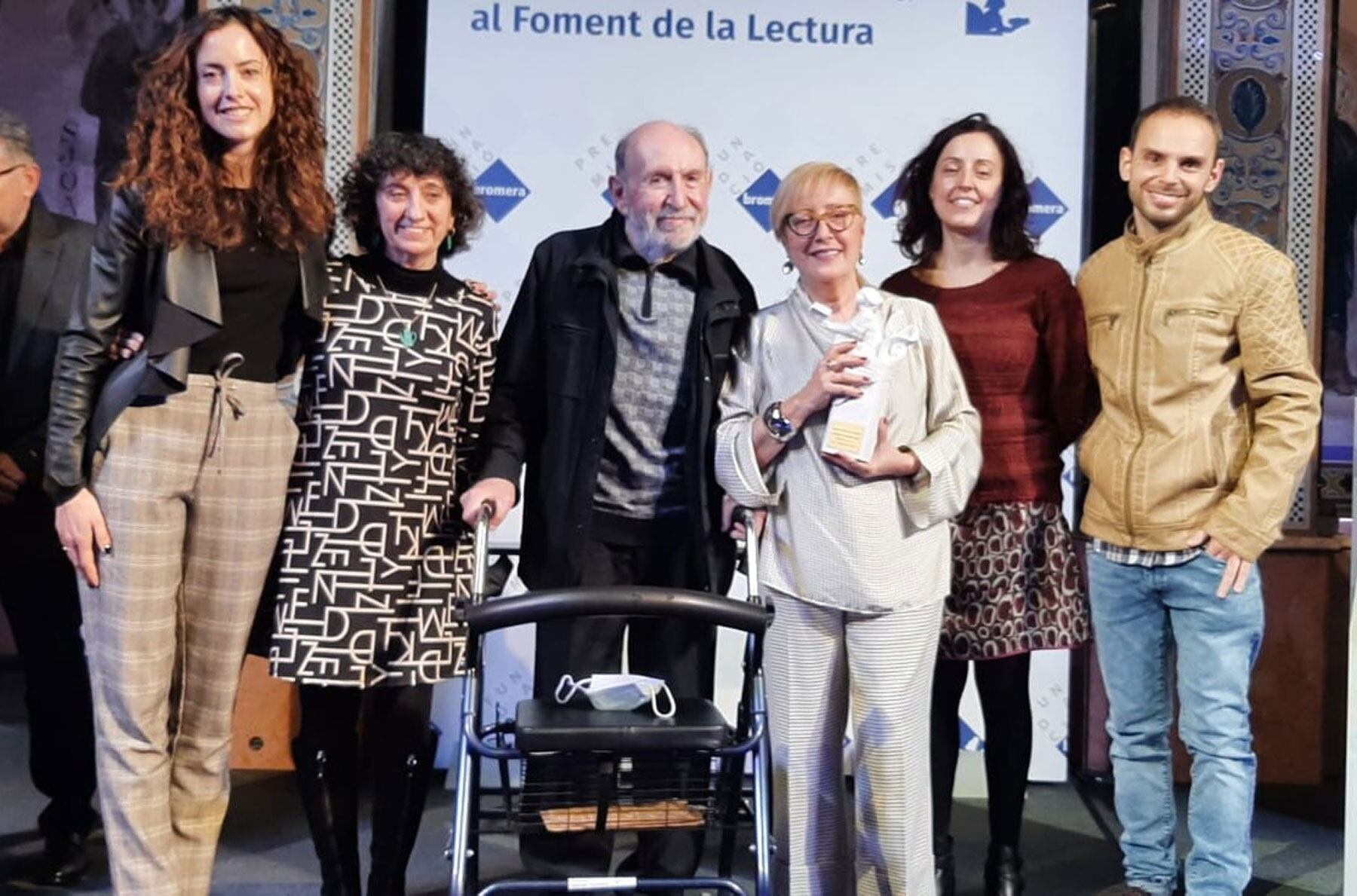 Los representantes contestanos con el premio