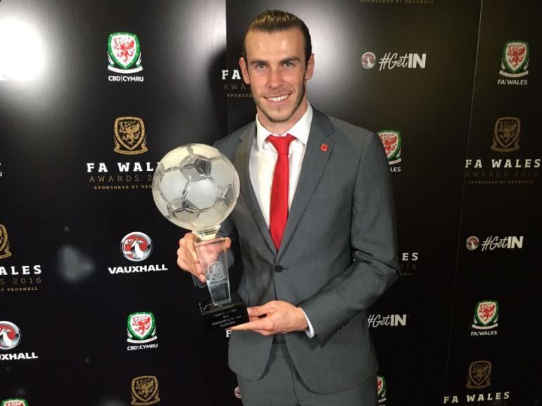 El jugador galés, Gareth Bale, con el premio que le convierte en el mejor jugador del año en su país.