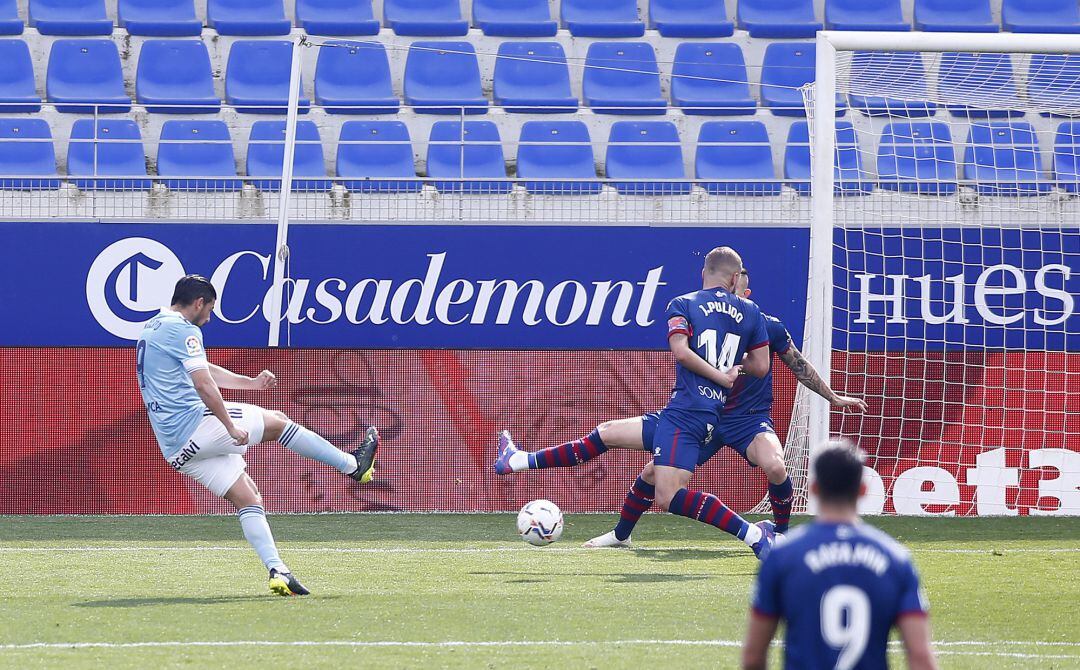 Nolito dispara hacia la portería del Huesca en el partido del Alcoraz