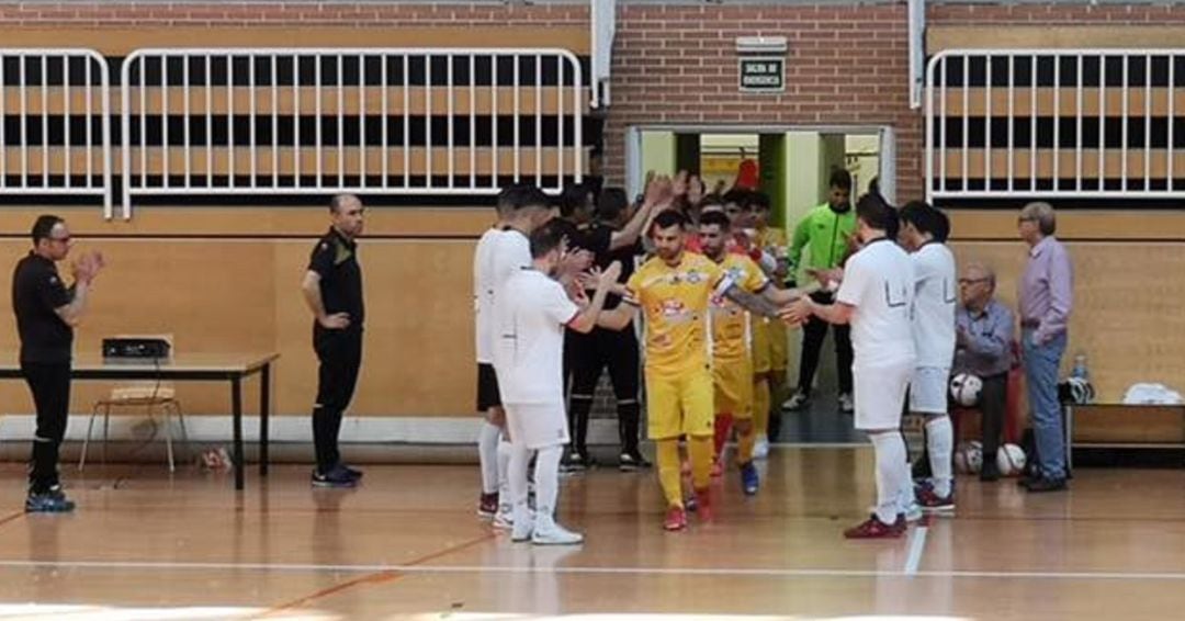 Los leoneses recibieron con pasillo al campeón, AT. Benavente