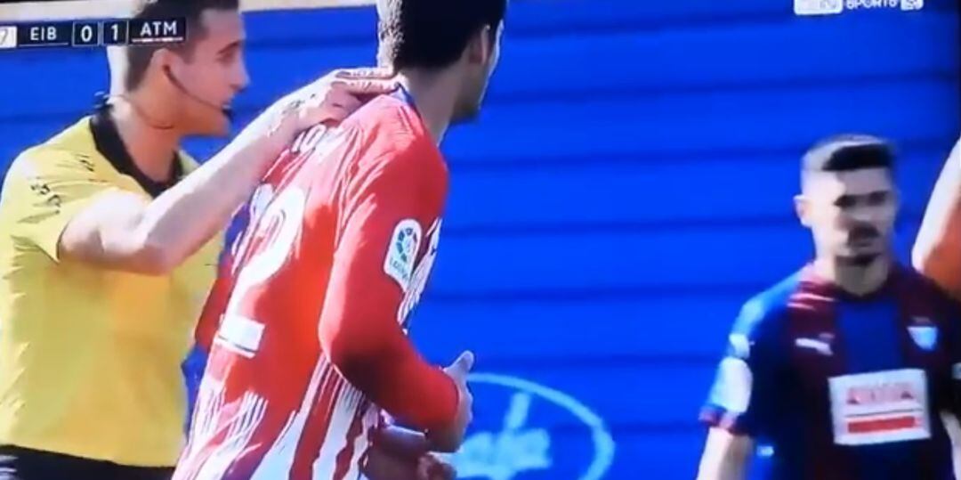 El momento en que Alberola Rojas toca a Morata en la segunda mitad