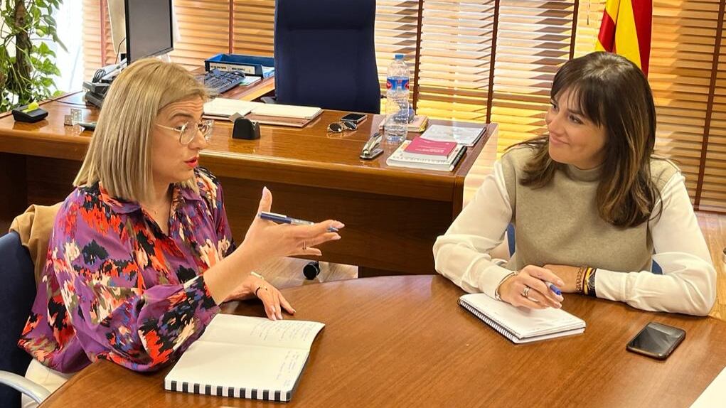 Irene Navarro, alcaldesa de Petrer, junto a Mª Magdalena Martínez, diputada de Medio Ambiente