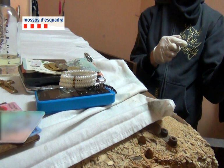 Joies i diners decomissats en l'operació contra l'organització criminal que "ensenyava" a robar a Catalunya