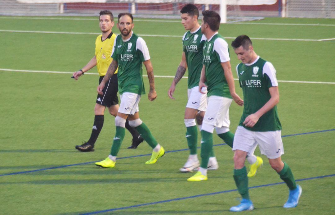 Jugadores del Pego celebrando un gol.