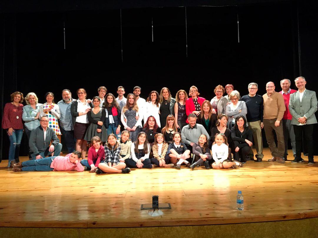 Componentes de esta entidad al acabar el sainete solidario que sí se pudo representar en los primeros meses de este año