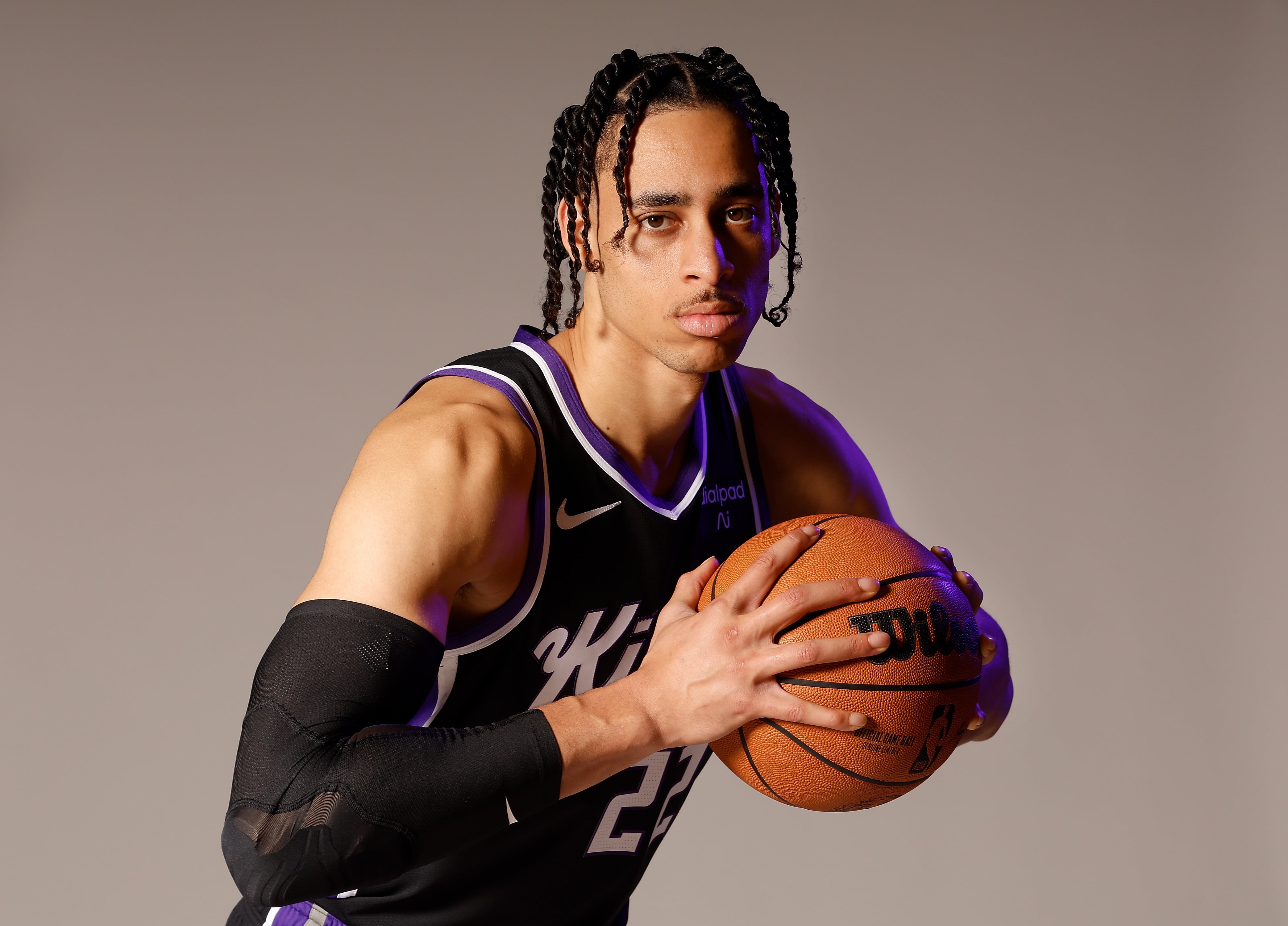 Chance Comanche posa con la camiseta de Sacramento Kings