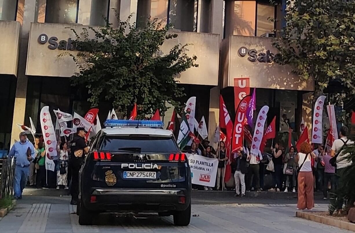 Concentración de los trabajadores del Banco Sabadell frente a la sede social de la entidad en Alicante