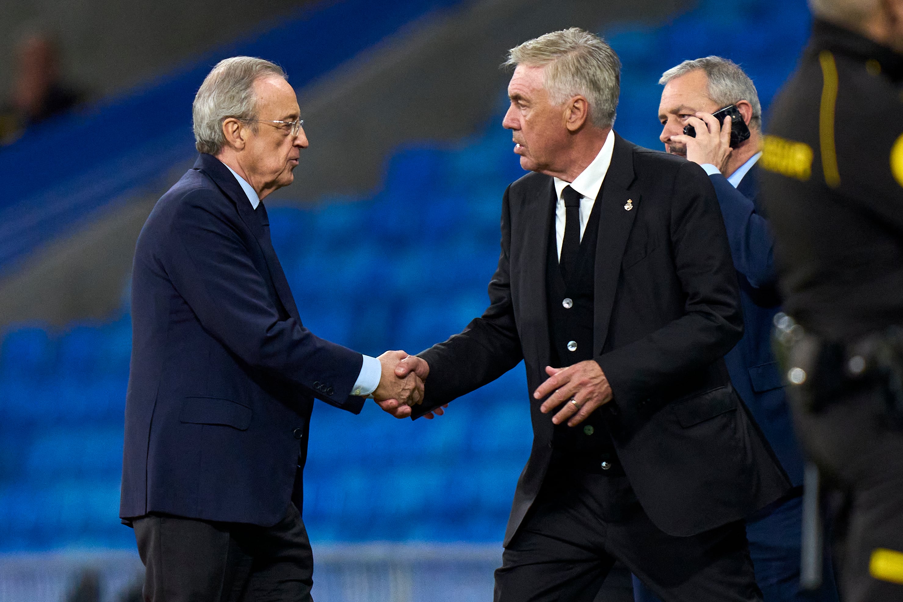 Carlo Ancelotti y Florentino Pérez, juntos en el Santiago Bernabéu antes de un partido de Liga del Real Madrid