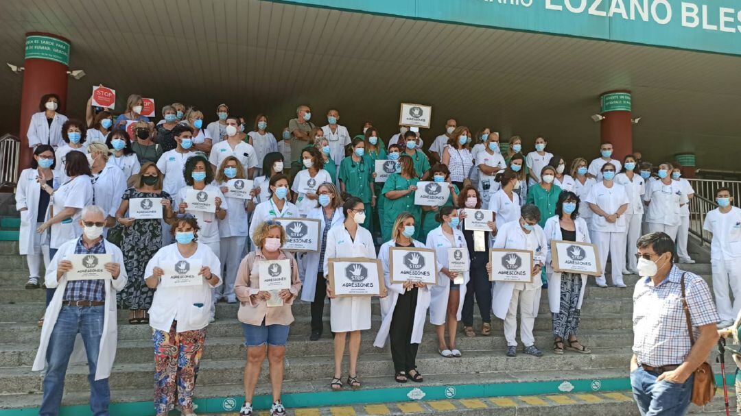 Concentración de personal sanitario ante el  Clínico de Zaragoza en repulsa de las últimas agresiones a personal sanitario, a finales del mes de julio 