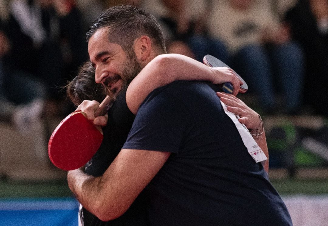 Jesús Cantero y Ana García se abrazan para celebrar su campeonato de España en dobles mixtos con el UCAM Cartagena Tenis de Mesa