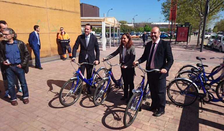 La alcaldesa de Getafe y el consejero de Transportes en Getafe central