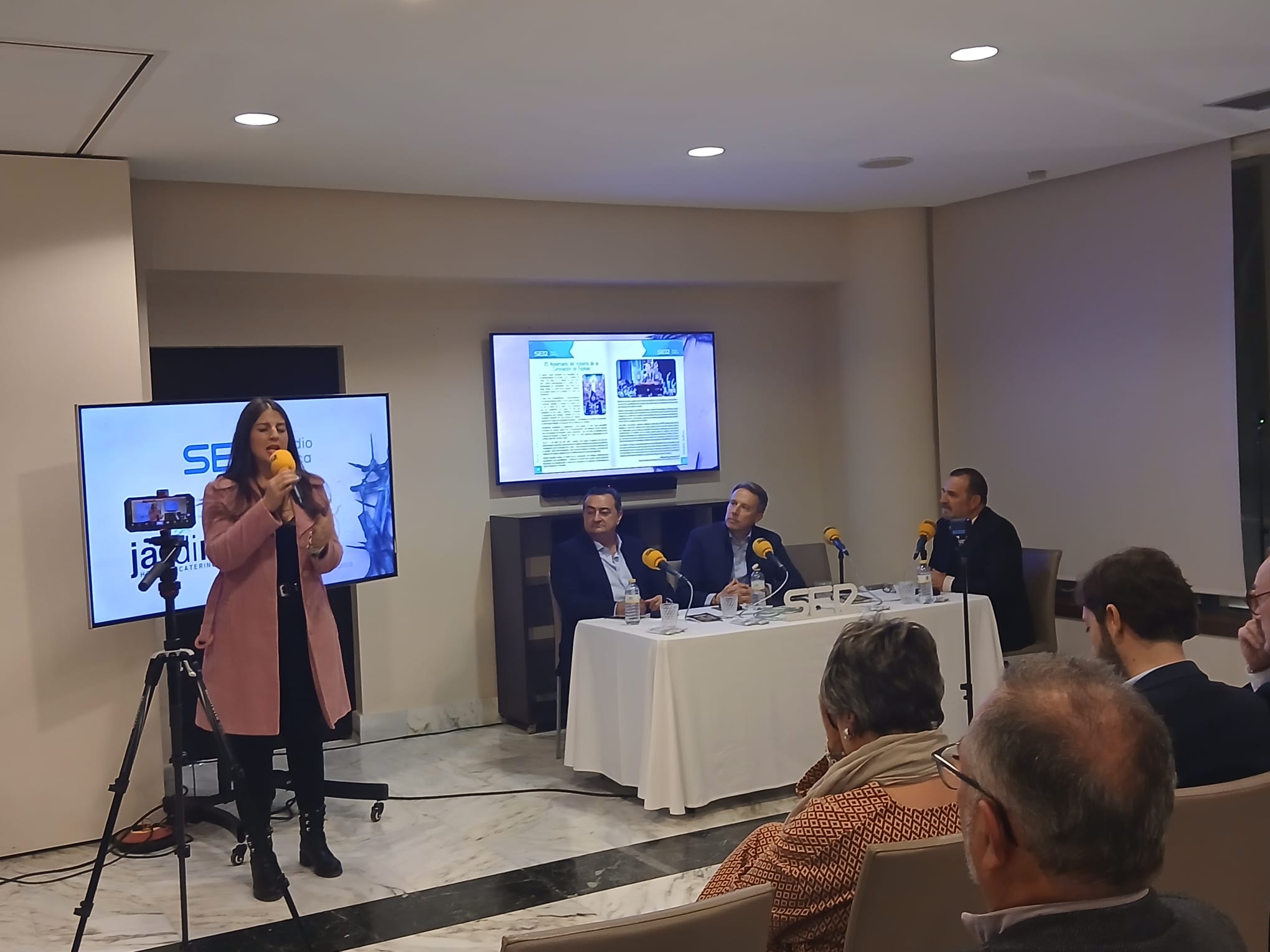 Marisol Segura interpreta una saeta durante la presentación de la guía de la Semana Santa