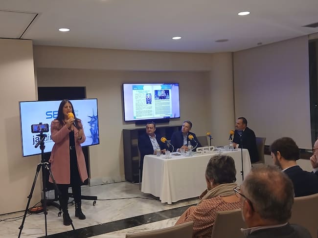 Marisol Segura interpreta una saeta durante la presentación de la guía de la Semana Santa