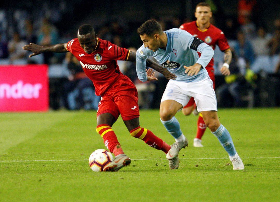 Hugo Mallo defiente ante Ndiaye durante el Celta Getafe