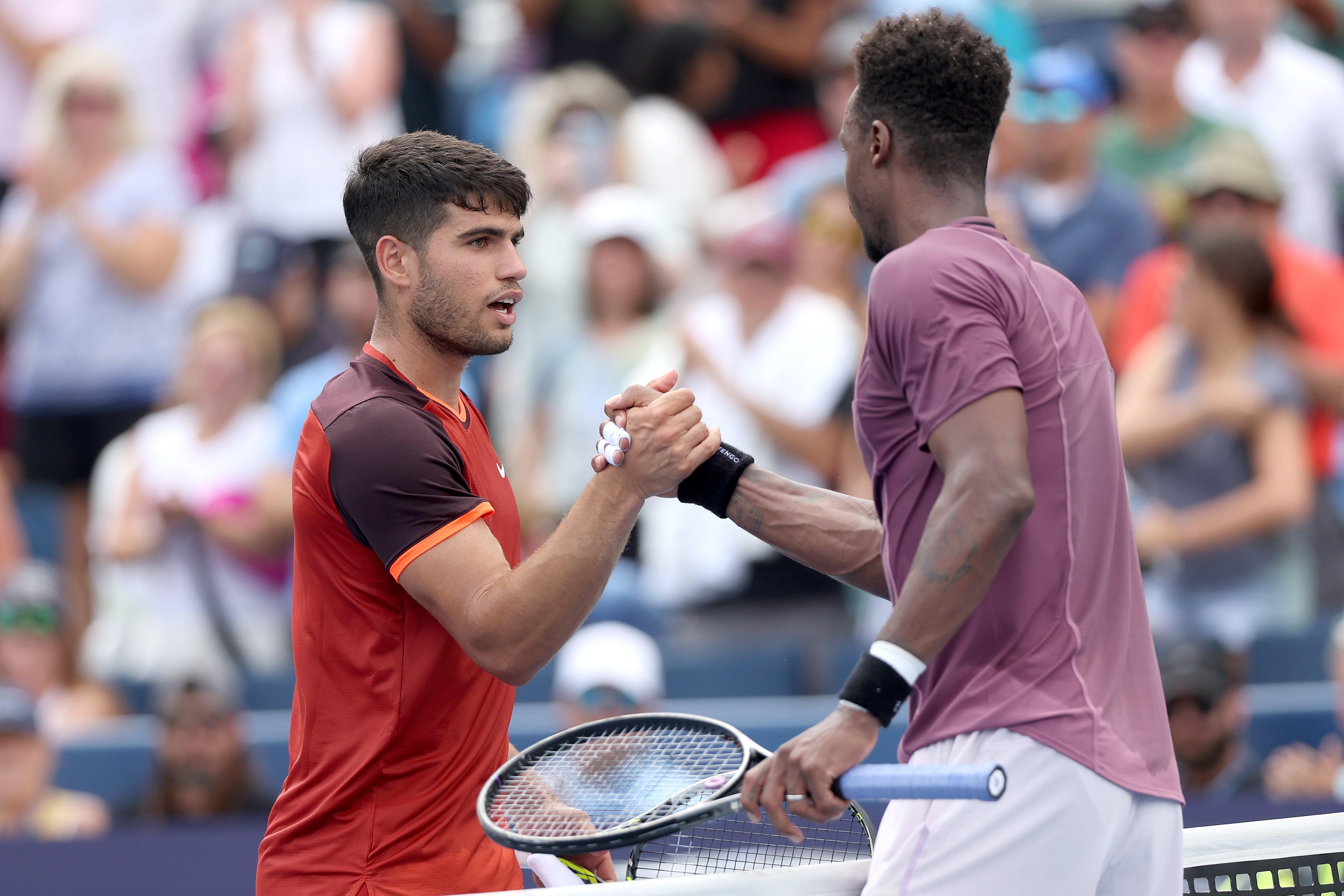 Carlos Alcaraz felicitando a Monfils por su victoria