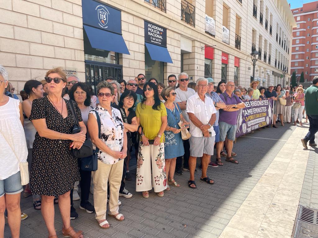 Concentración contra el último crimen machista en Alzira.